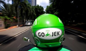 A Go-Jek driver rides a motorcycle on a street in Jakarta, Indonesia, December 15, 2017. REUTERS/Beawiharta